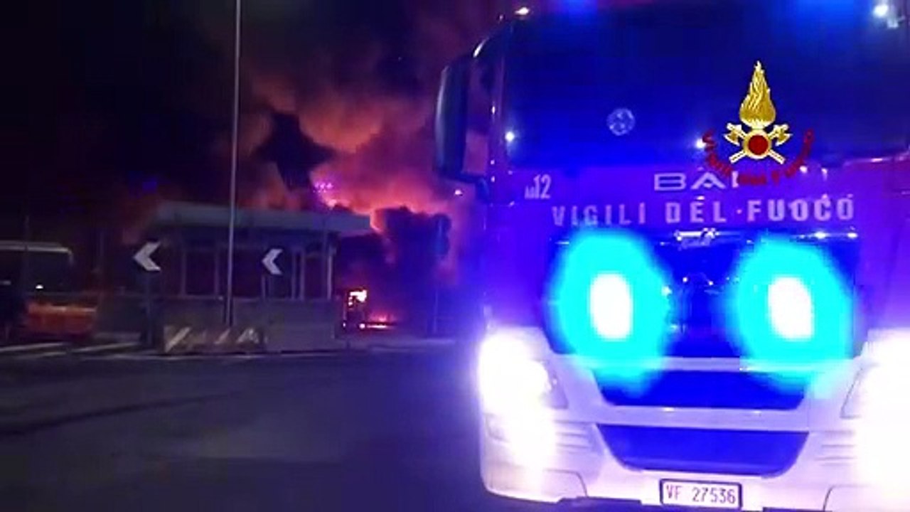 Roma: maxi incendio nella rimessa Atac, distrutte decine di autobus - FOTO e VIDEO