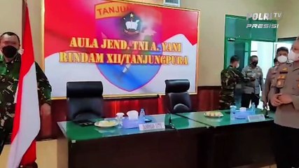 HUT TNI ke-76, Kapolres Singkawang Berikan Tumpeng & Kue Ulang Tahun ke Rindam XII/TPR