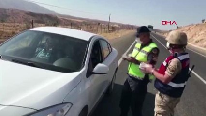 JANDARMA VATANDAŞLA MASKE DAĞITTI