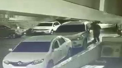 Çekmeköy'de lüks otomobillerden hırsızlık yapan 2 şüpheli yakalandı