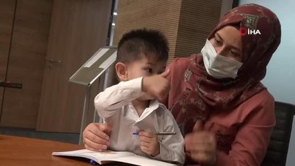 2 yaşındaki Afganlı çocuğa biyonik kulak takıldı