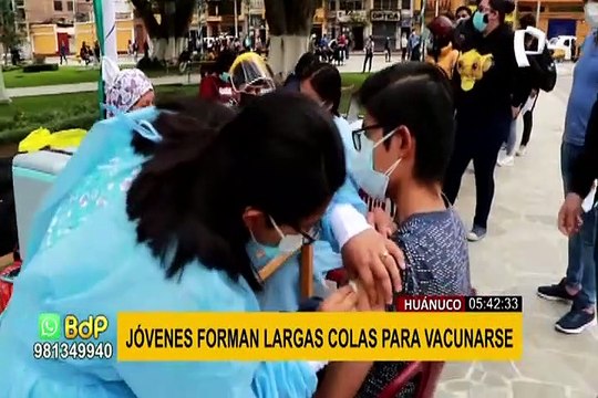 Huánuco: largas colas de jóvenes en Plaza de Armas para recibir vacuna contra la covid-19