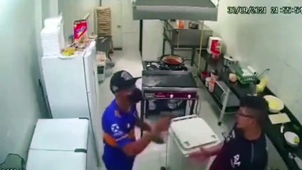 Un homme braque des cuisiniers dans un restaurant et se fait défoncer (Brésil)