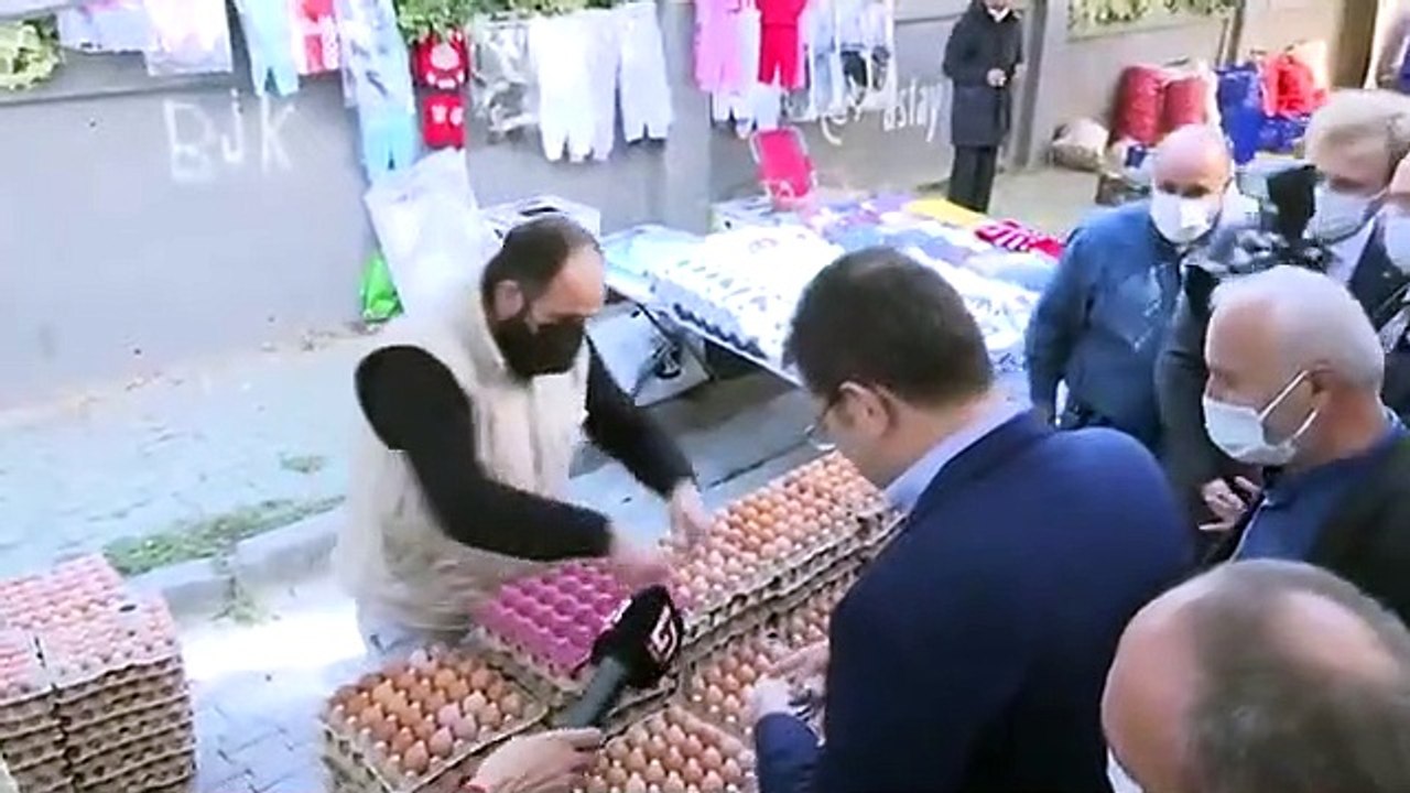 Ekrem İmamoğlu Avcılar'da semt pazarını gezdi, bir koli yumurta aldı