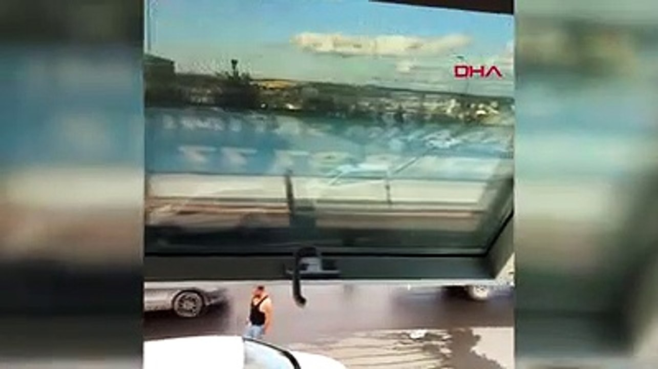 İstanbul'da dehşet anları! Baltalı saldırganı polis böyle etkisiz hale getirdi