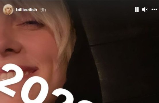 ビリー・アイリッシュ、最年少でグラストンベリーのヘッドライナーに