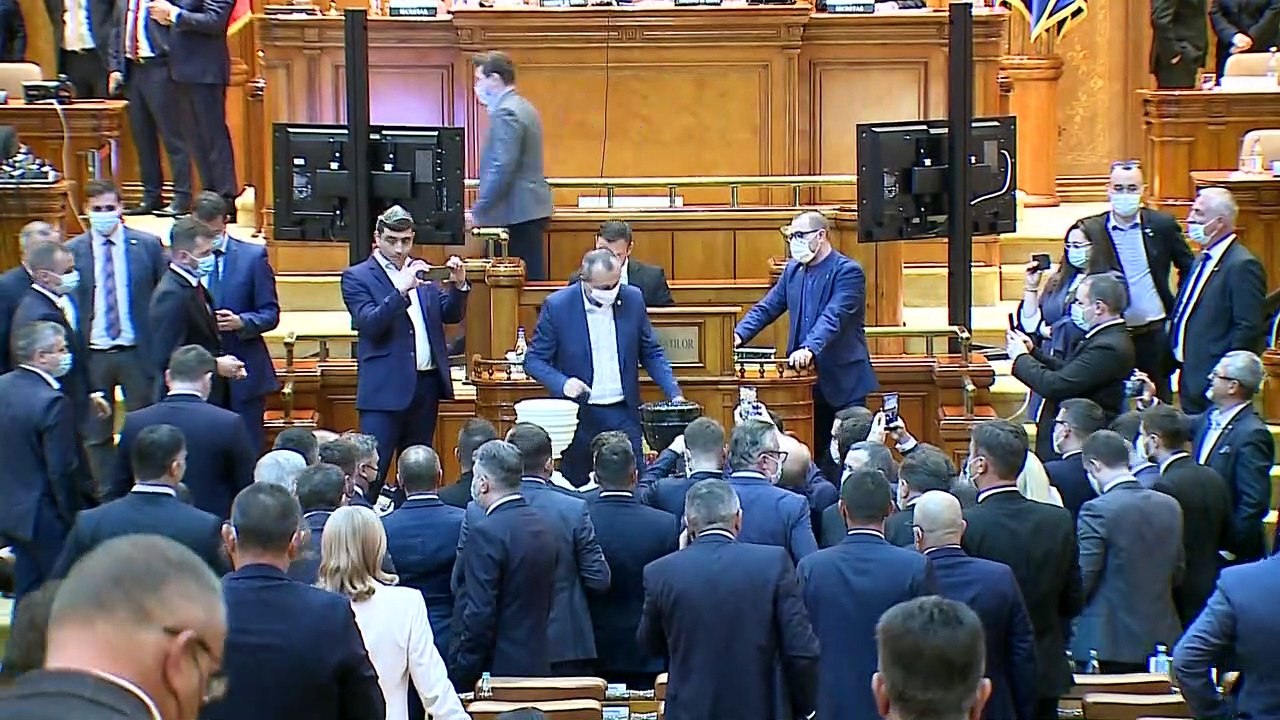 Governo liberal da Romênia cai após moção de censura