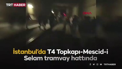 Tramvay arızalandı, yolcular raylarda yürüdü