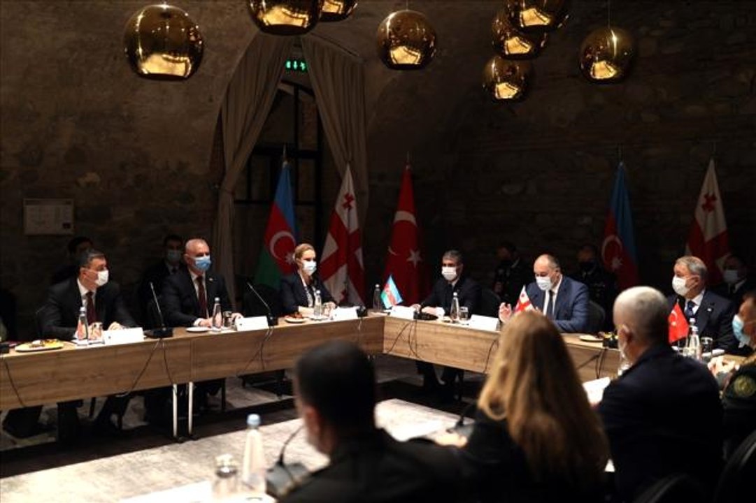Bakan Akar, Gürcistan-Türkiye-Azerbaycan Savunma Bakanları Toplantısı'na katıldıAkar, "Bu bölgenin barış ve istikrar içinde olması sadece bizler için...