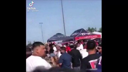 Un gitan pas content balance une bouteille et paf...