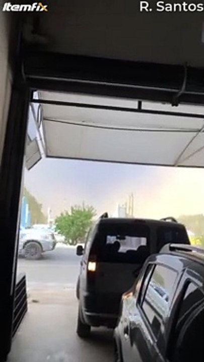 2 motards échappent de justesse à la chute d'un panneau publicitaire en pleine tempête