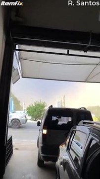 2 motards échappent de justesse à la chute d'un panneau publicitaire en pleine tempête