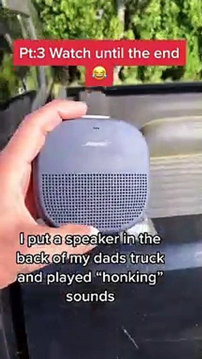 Elle cache un haut-parleur dans le coffre de la voiture de son copain et envoie des bruits de klaxons... Bonne blague