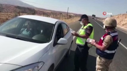 Siirt'te jandarma ekipleri, vatandaşlara maske dağıttı