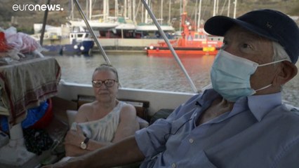 Los vecinos de La Palma hallan refugio en tierra y mar mientras el volcán sepulta pueblos en ceniza