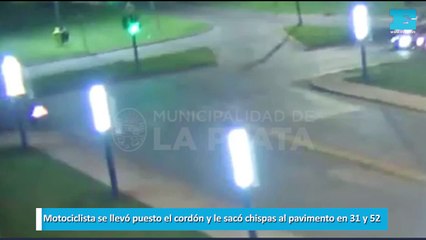 Motociclista se llevó puesto el cordón y le sacó chispas al pavimento en 31 y 52