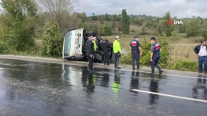 MHP'li kafileyi taşıyan midibüsün devrildiği yolda bu kez kamyon devrildi