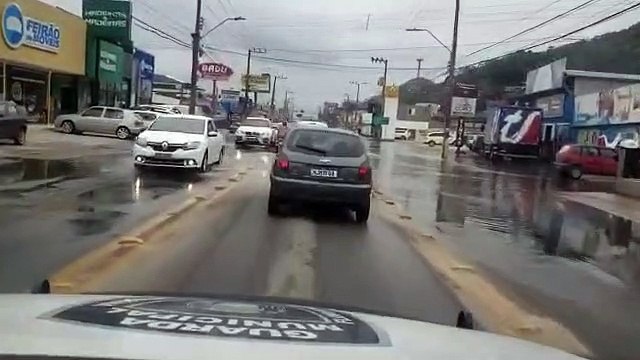 Maré alta em Florianópolis deixa motoristas em alerta no Sul da Ilha