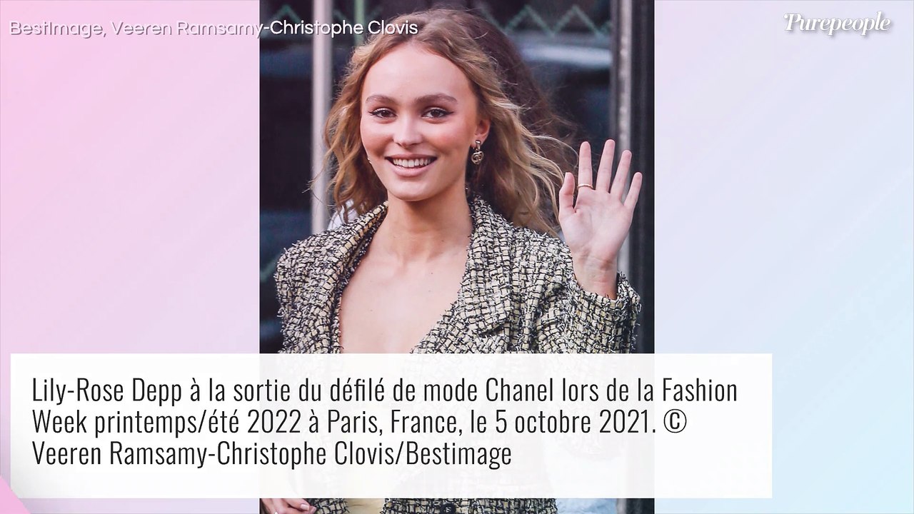 Lily-Rose Depp exhume une minijupe plissée Chanel pour le défilé printemps/été 2022