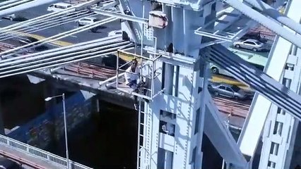 Hombre se sube a torre del puente Duarte y causa gran taponamiento