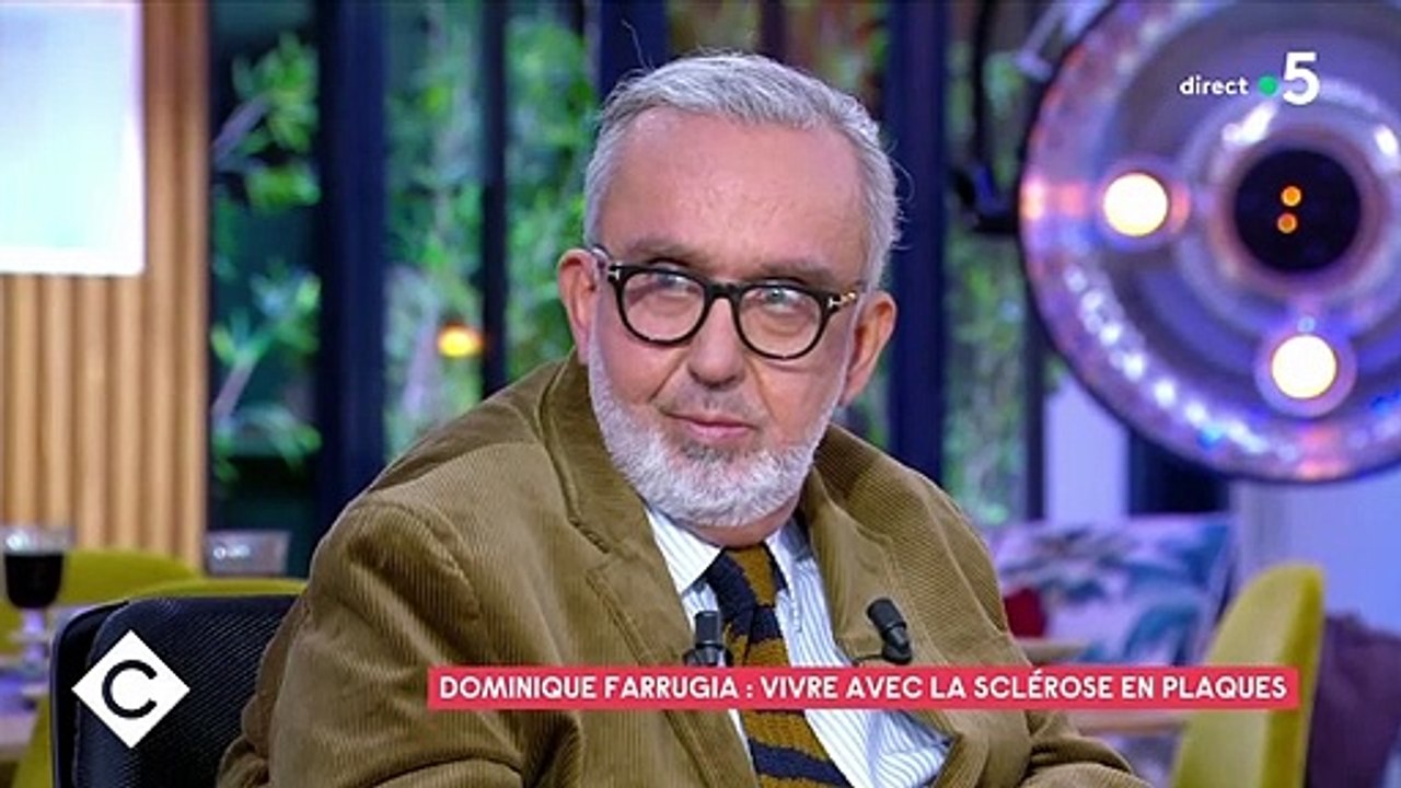 Dominique Farrugia parle de sa maladie, la sclérose en plaques, sur le plateau de "C à Vous".
