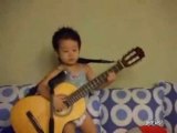 Bébé asiatique chante Hey Jude des Beattles