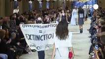 Ativistas invadem desfile da Louis Vuitton