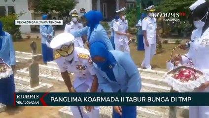 HUT TNI Pangkoarmada II Ziarah dan Tabur Bunga