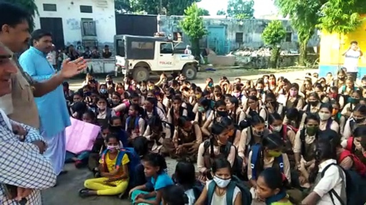 प्रधानाचार्य के स्थानांतरण से नाराज छात्राओं ने...