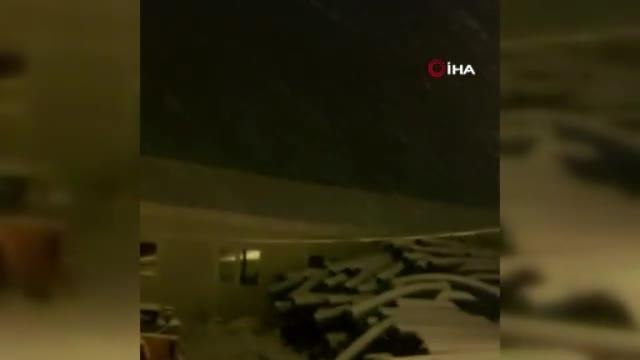 Kış, soğuk yüzünü şimdiden gösterdi! Mevsimin ilk karı Sarıkamış'a düştü, ilçe beyaza büründü