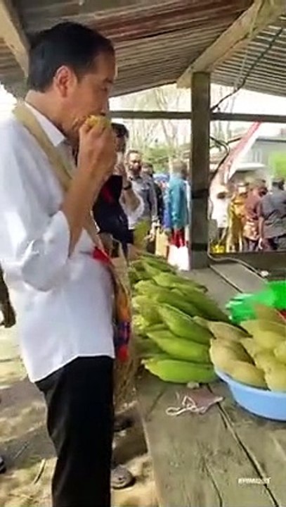 Presiden Jokowi Makan Sambil Berdiri