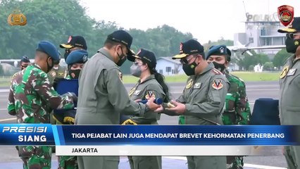 Kapolri Menerima Brevet Wing Kehormatan Penerbang Kelas I dari TNI AU