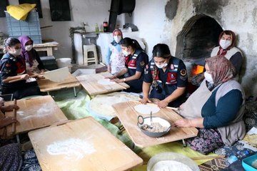 Kadın jandarmalar önce eğitim verdi, sonra oklavayı alıp hamur açtı