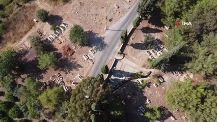 Mezarlığın içler acısı hali, yol bile geçiyor...