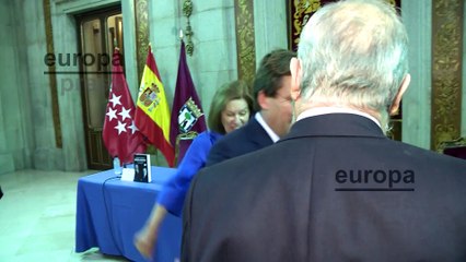 Natalia Figueroa, Raphael y sus hijos asisten a la presentación del libro de Guillermo Gortázar