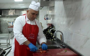 Kızılay ekipleri kapı kapı dolaşarak sıcak yemek dağıtıyor