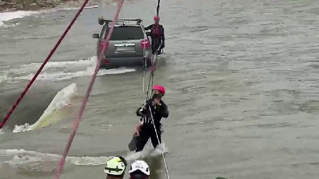 속초서 잠수교 범람해 승용차에 고립된 일가족 3명 구조 / YTN