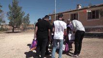 Köy köy gezerek öğrencileri ücretsiz tıraş ediyor