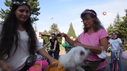 Kadınlar farkındalığı arttırmak için bisiklet başına geçti