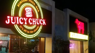 Juicy Chuck | liberty chowk gulberg lahore| fastfood resturant | pakistani salt bae| alfredo pizza