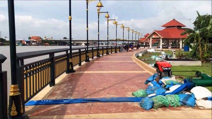 Pak Kret preparing sand bags for the coming flood Thailand