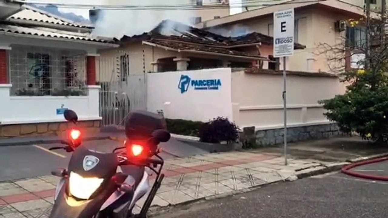 Casa abandonada pega fogo no Centro de Florianópolis