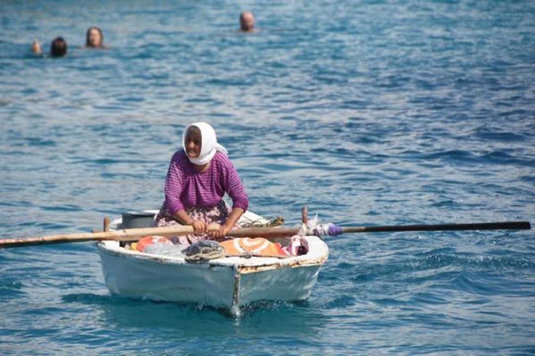 82 yaşında kayığına binip küreklere asılıyor, her gün denizde satış yapıyor