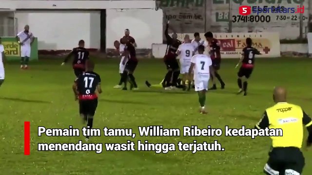 Aksi Barbar Pemain Brasil Ini Bikin Wasit Masuk Rumah Sakit