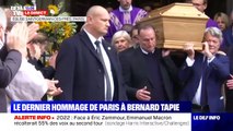 Jean-Pierre Papin, Basile Boli, Jean-Louis Borloo portant le cercueil de Bernard Tapie à la sortie de la messe hommage qui s'est déroulée en l'église Saint-Germain-des-Prés, à Paris.
