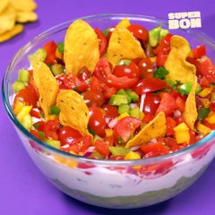 Dip triple couche au guacamole, crème et sauce salsa