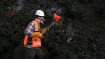 Trabajadores de Involcan toman muestras de lava en la colada del volcán de La Palma