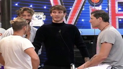 GF Vip 6. Manuel Bortuzzo in piedi, indossa i tutori e cammina