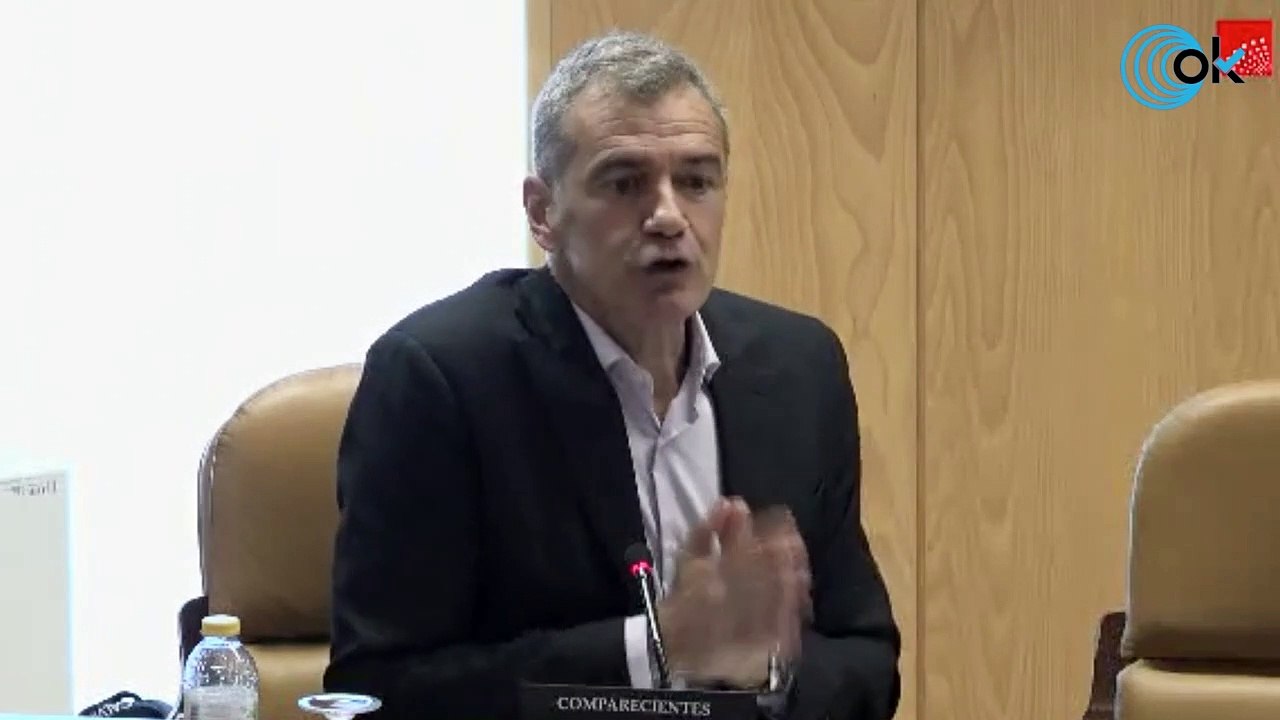 El 'mantero' de Podemos hace un gesto de cortar la cabeza durante la intervención de Cantó en la Asamblea