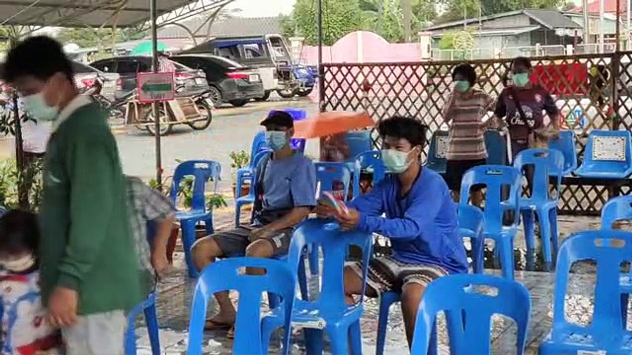สุพรรณบุรี ชุมชนบ้านหน่อสุวรรณใช้เงินกองทุนซื้อ ATK ตรวจโควิดให้ชาวบ้าน(คลิป)